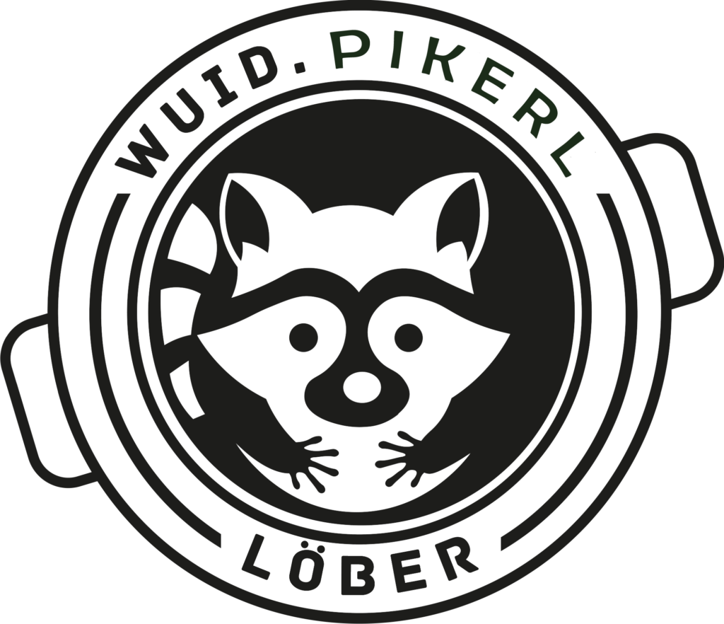 Ein Waschbär der aus einem Mülleimer guckt, Logo von Wuid.Pikerl